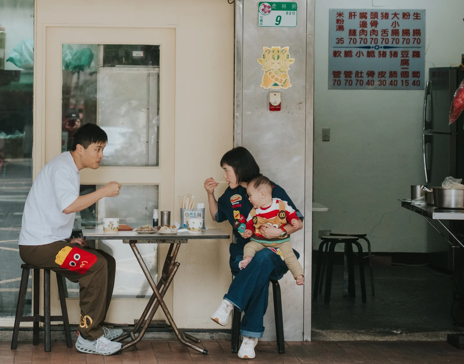 創辦人與家人在台灣街邊小吃攤